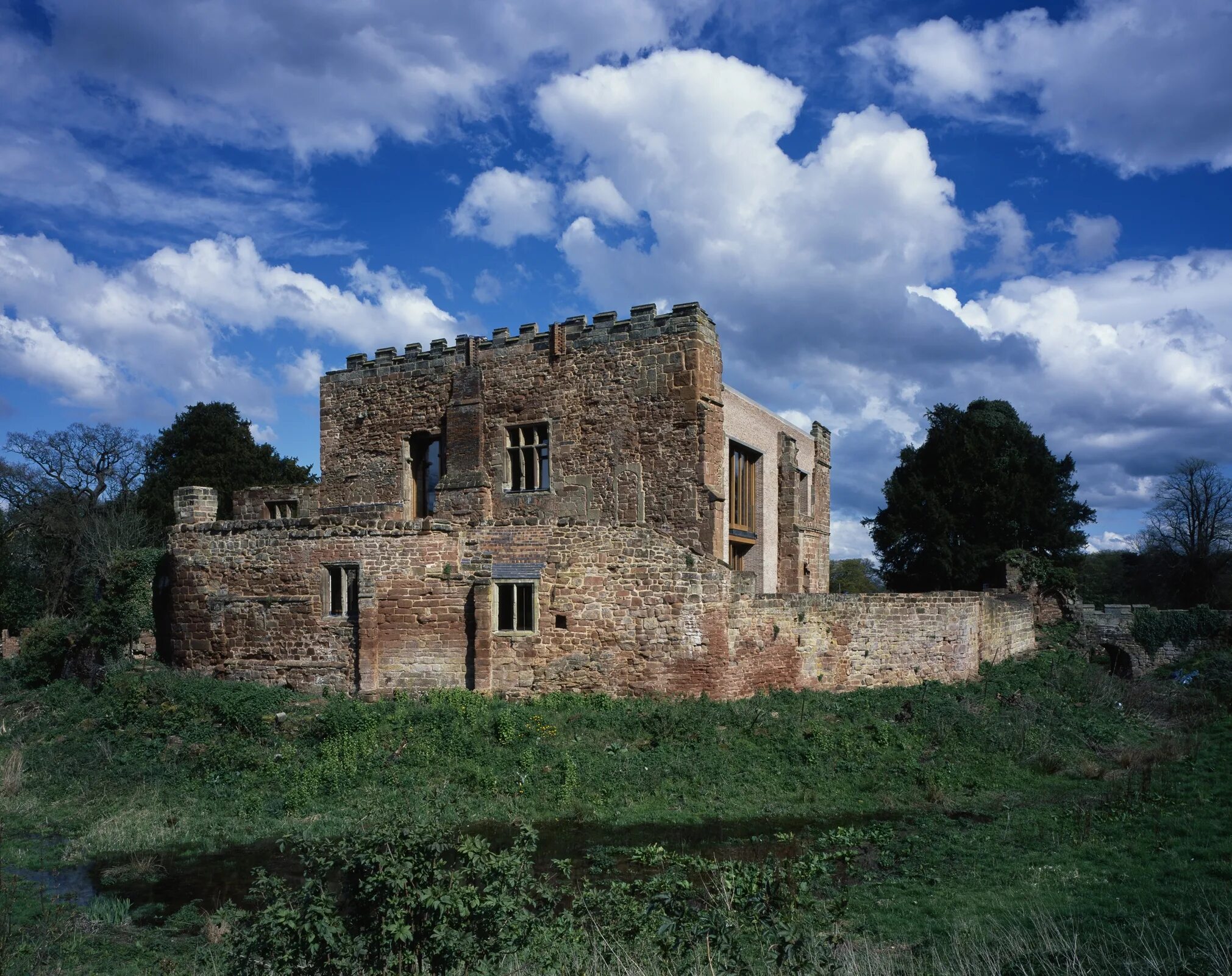 Подпирать дом. Astley Castle. Дом крепость. Современная крепость. Укрепленный дом крепость.