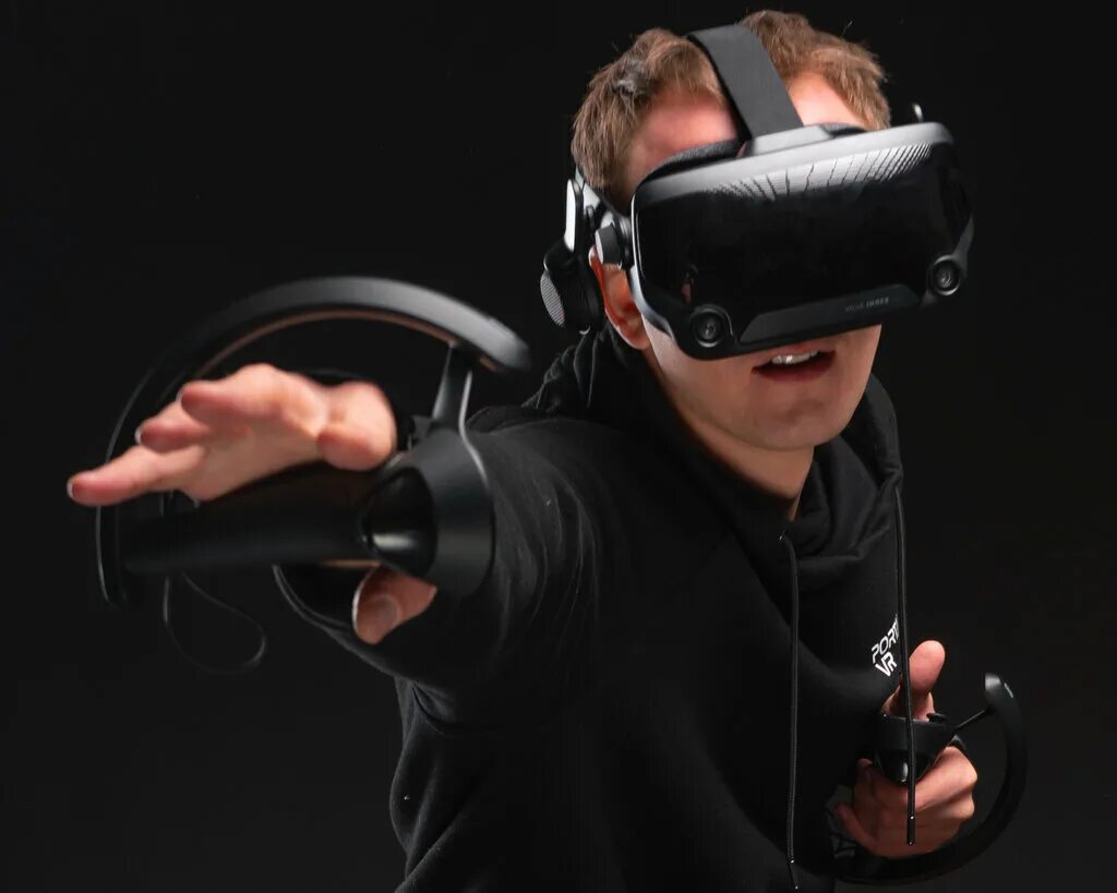 Человек в шлеме виртуальной реальности. Vr в торговом центре. Vr технологии. Клуб виртуальной реальности. Vr 10 человек.