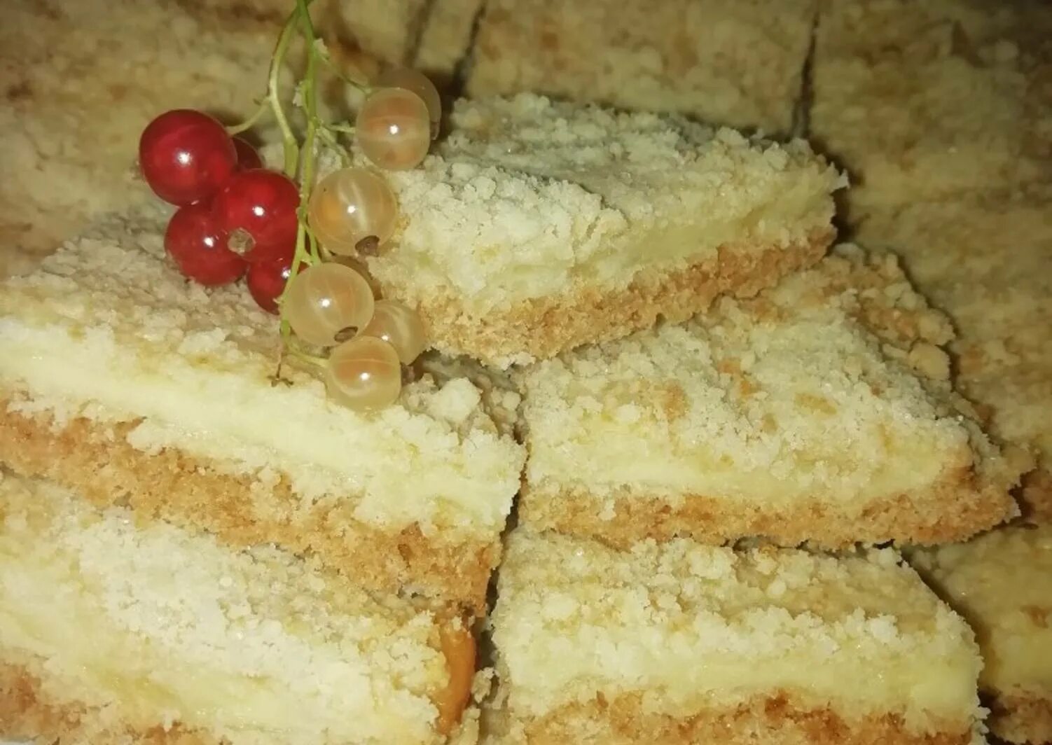 Творожно песочный торт. Песочный пирог творожник. Творожный пирог с песочной крошкой. Песочно творожные торты. Торт королевская ватрушка.