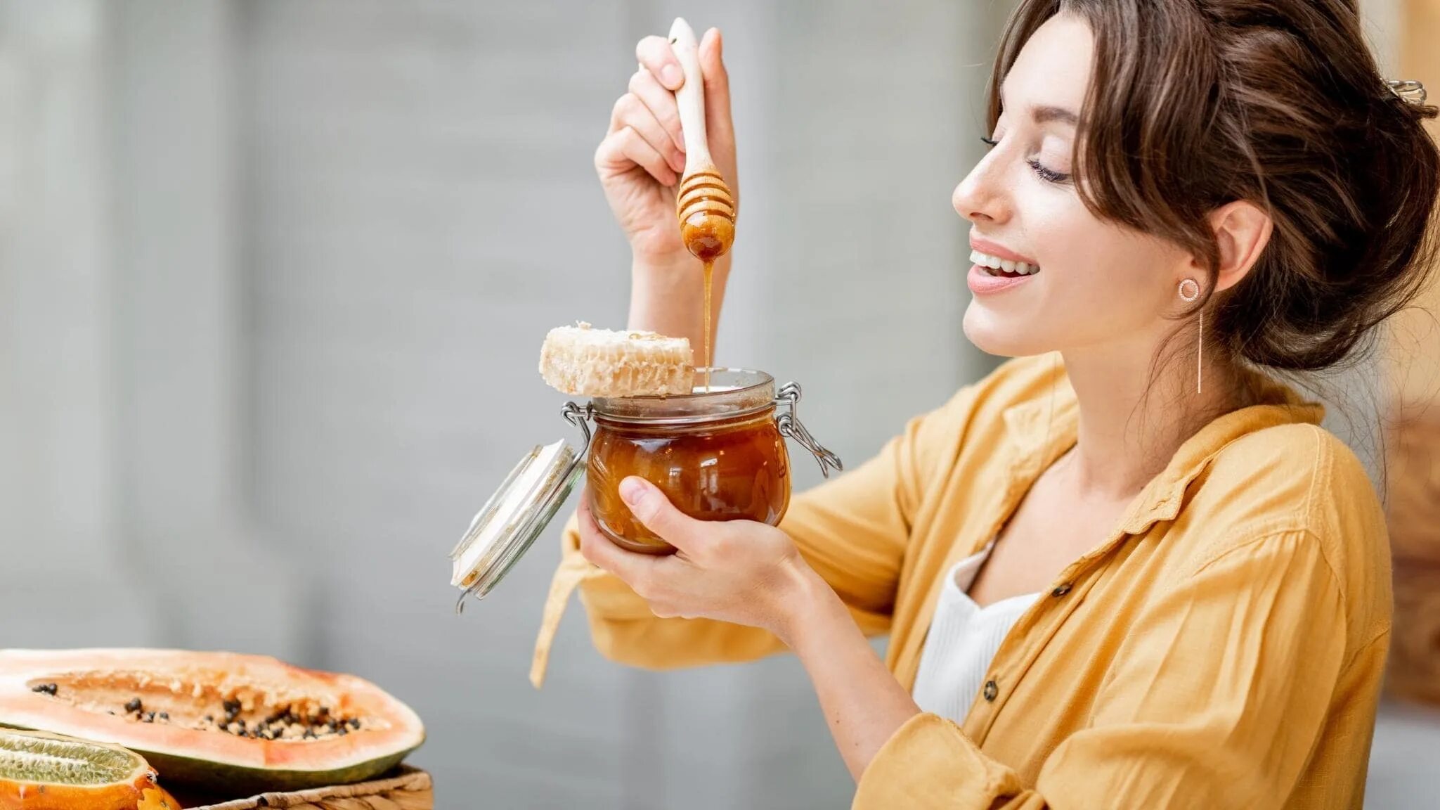 Honey девушка. Человек ест мед. фотосессия с медом. девушка в меде.