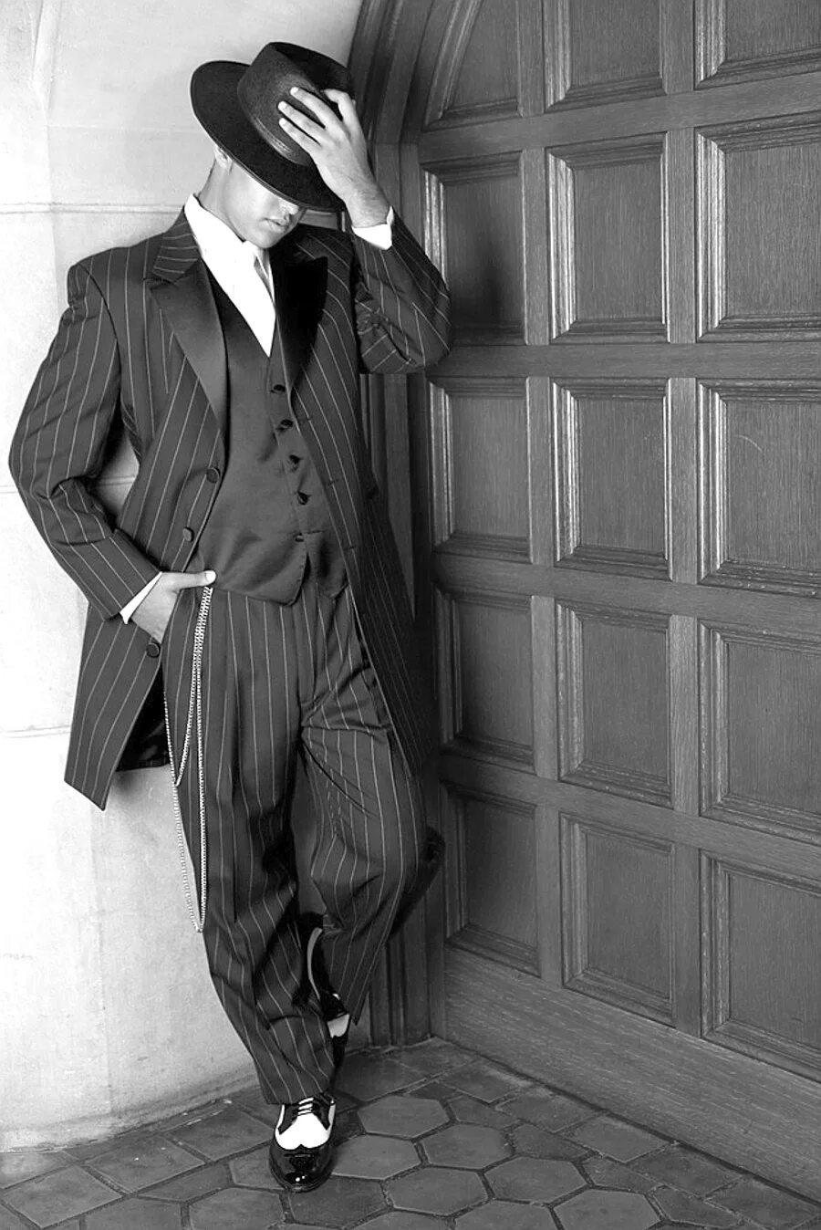 костюм аль капоне. мужской костюм 20-х годов. мужчина в смокинге и шляпе. костюм 30-х годов мужской. стиль аль капоне чикаго.
