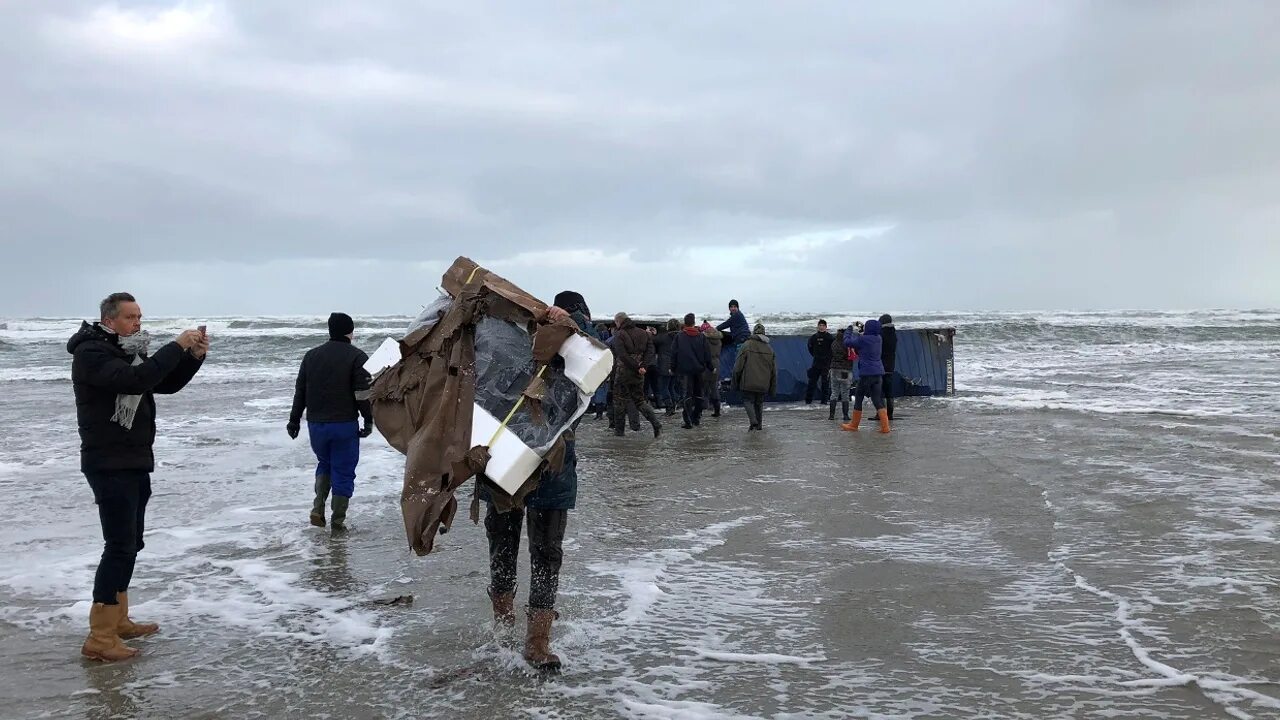 Впр ночь безлунна успокоившиеся после шторма. Море после шторма. Выброшенные на берег контейнера. Выброшенные контейнеры морем. Берег после шторма.