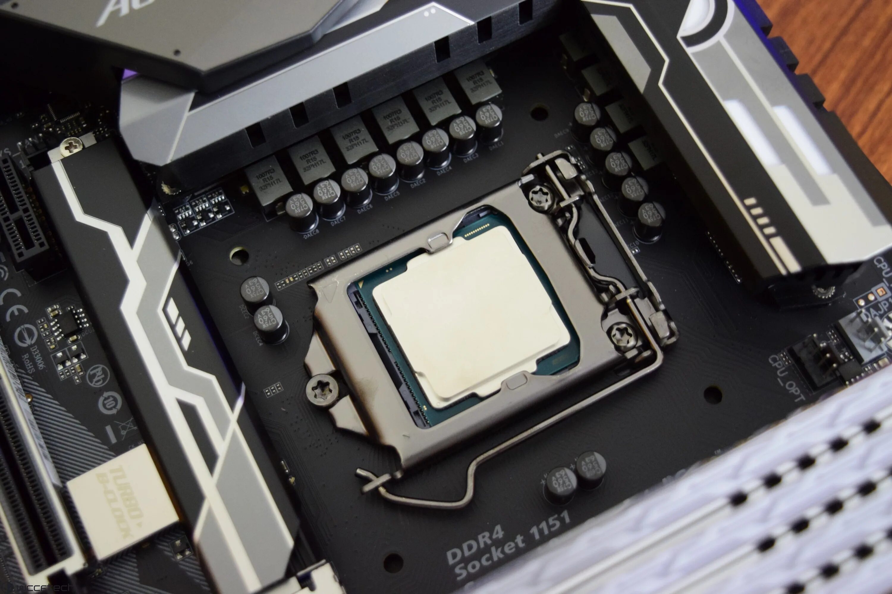 Сокет lga 1151 v2. Intel Core i9-9900k. I9 9900k сокет. Intel Core i7 9900k. Intel Core i7-9700k.