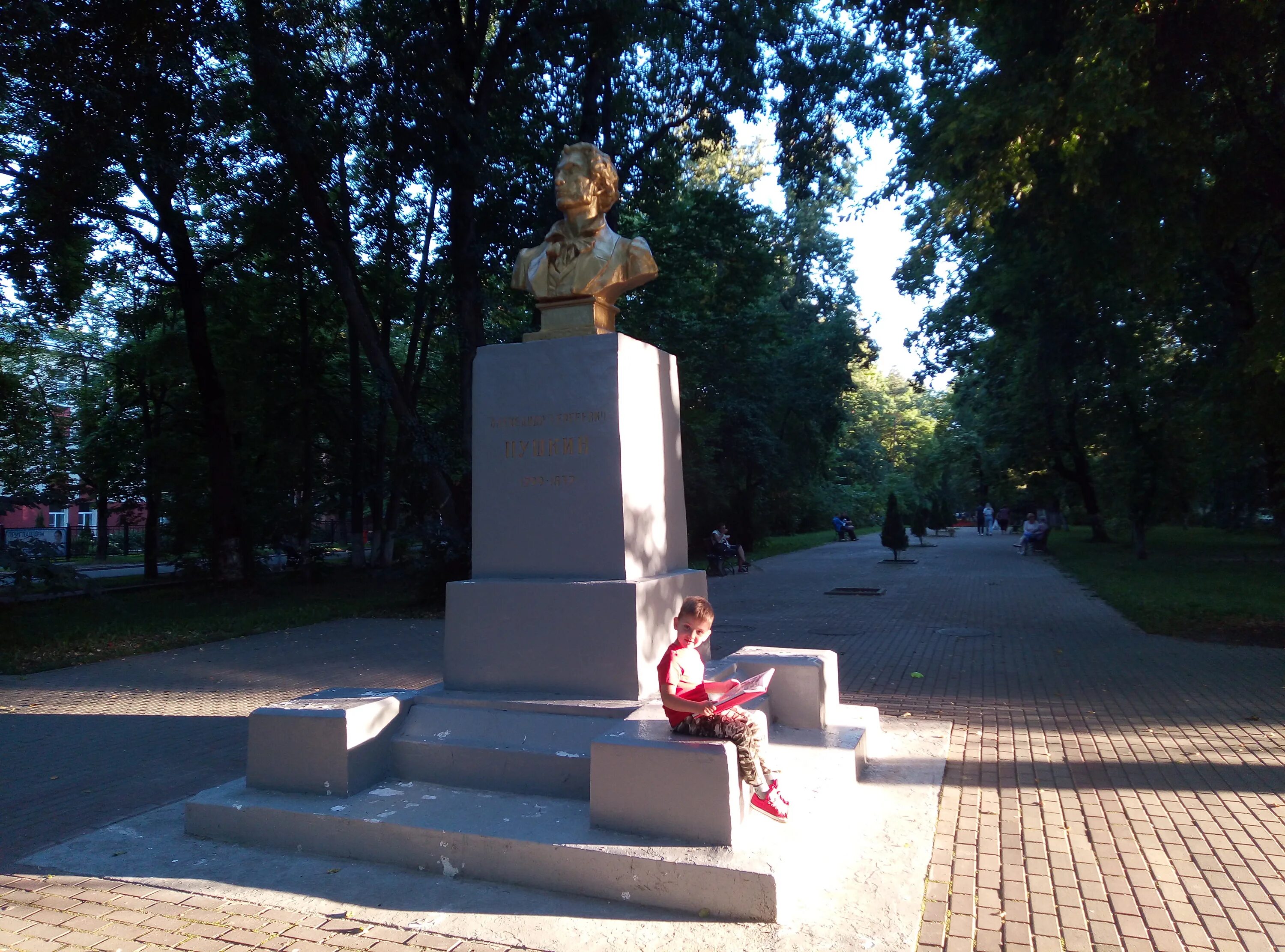 Великие луки маслом. Сквер Пушкина Великие Луки. Пушкинский парк Великие Луки. Сквер Великие Луки Пушкинский Великие Луки. Памятник Пушкину Великие Луки.