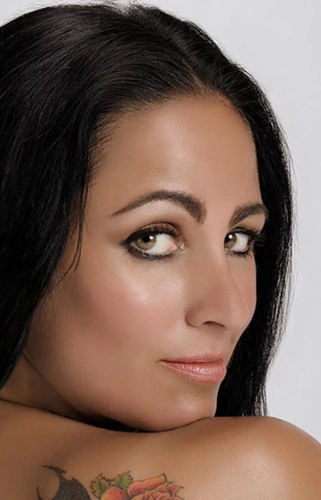 Значение клейма лилии на плече миледи. Миледи лилия. клеймо лилия миледи. тату миледи. клеймо лилия на плече.