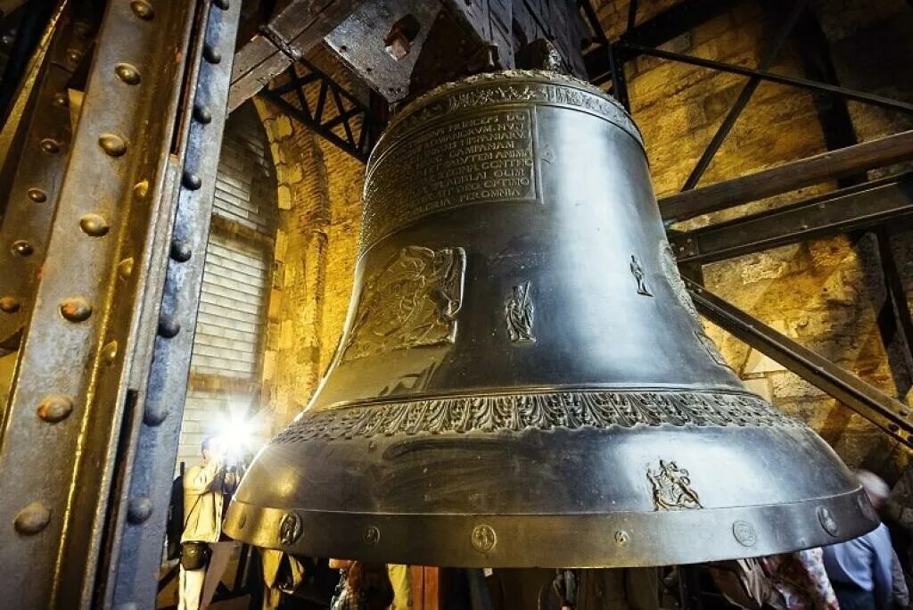 Старый церковный колокол. Колокол внутри биг бена. Биг бена 13 тонный колокол. Bells inside. Биг бен колокол в башне.