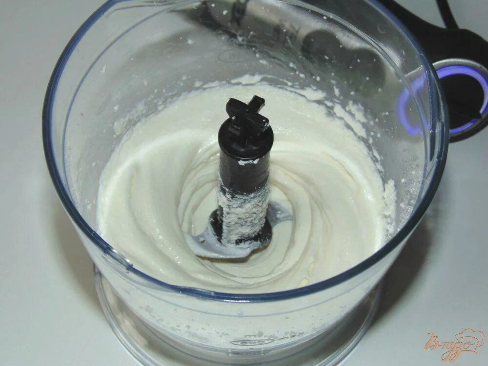 Взбивать домашний майонез. Взбить сливки блендером. Миксер для крема торта из сливочного масла и сгущенки. Взбитое молоко. Домашний майонез в блендере.