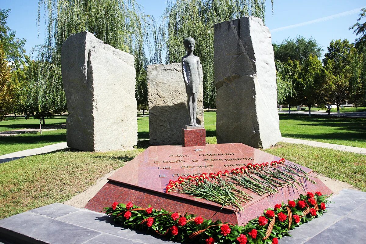 Памятник великим жертвам войны. Мемориал павшим в Великой Отечественной. Мемориал воинам погибшим в Великой Отечественной войне. Памятники Победы в Великой Отечественной войне в Хабезском районе. Мемориал "жертвам Великой Отечественной войны» Крымск Свердлова.