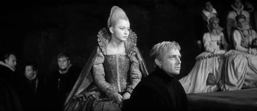 Гамлет фильм 1948. Актриса гамлет. Бенедикт камбербэтч в театре. Гертруда гамлет. Гамлет фильм 1948.