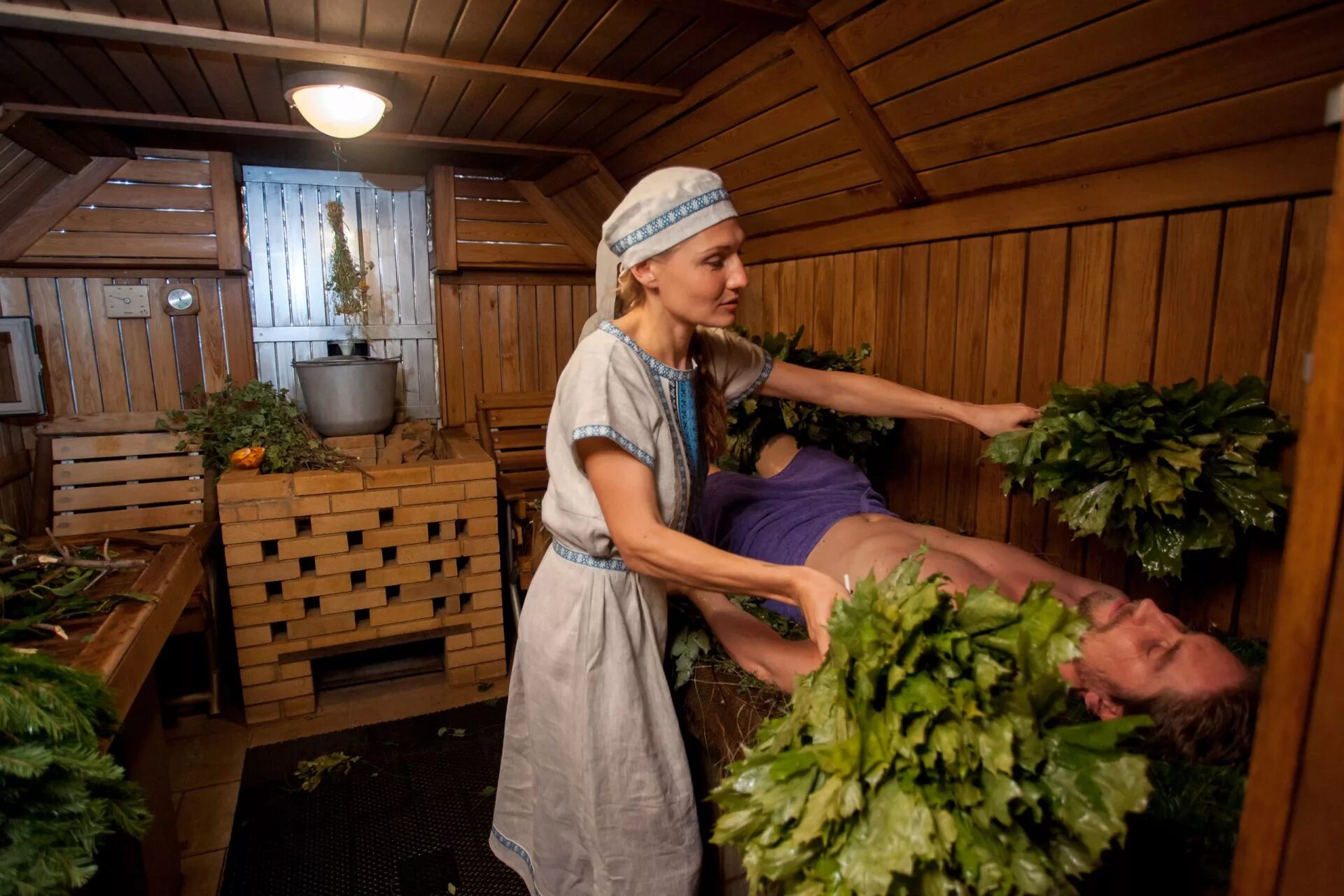 Русская баня с веником. Деревенская баня. Деревенская баня с вениками. Одежда для парильщика бани. Русская баня тетки