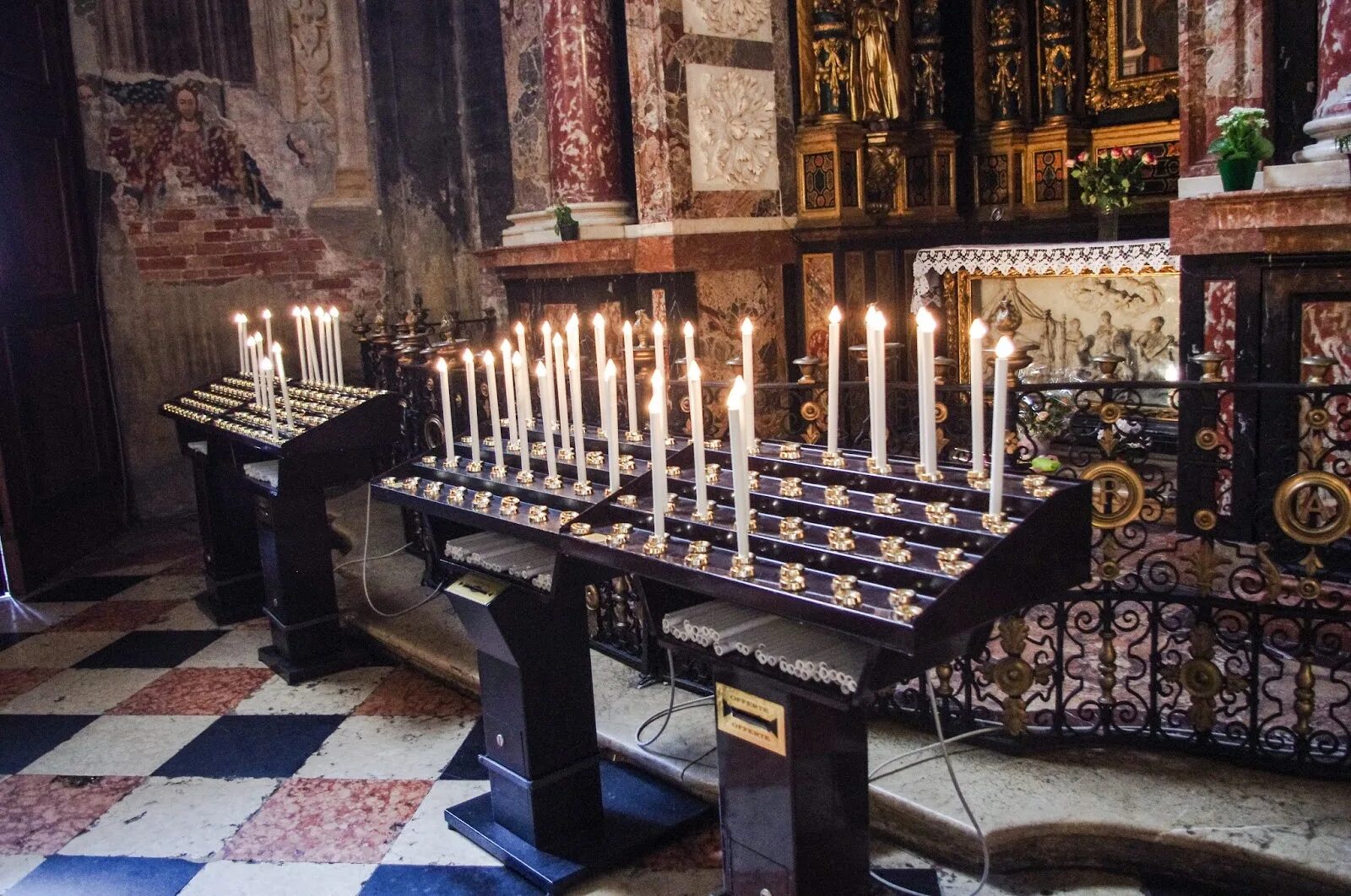 Где ставить свечи. Свечи в церкви. Свечи в католическом храме. Поминальный стол в храме. Свеча в церкви за упокой.