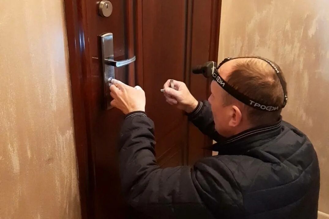 Вскрытие дверных замков. Открыть дверь в квартиру вызов мастера. Мастер по вскрытию дверных замков. Аварийное открывание дверей. Замки для аварийного открывания двери.