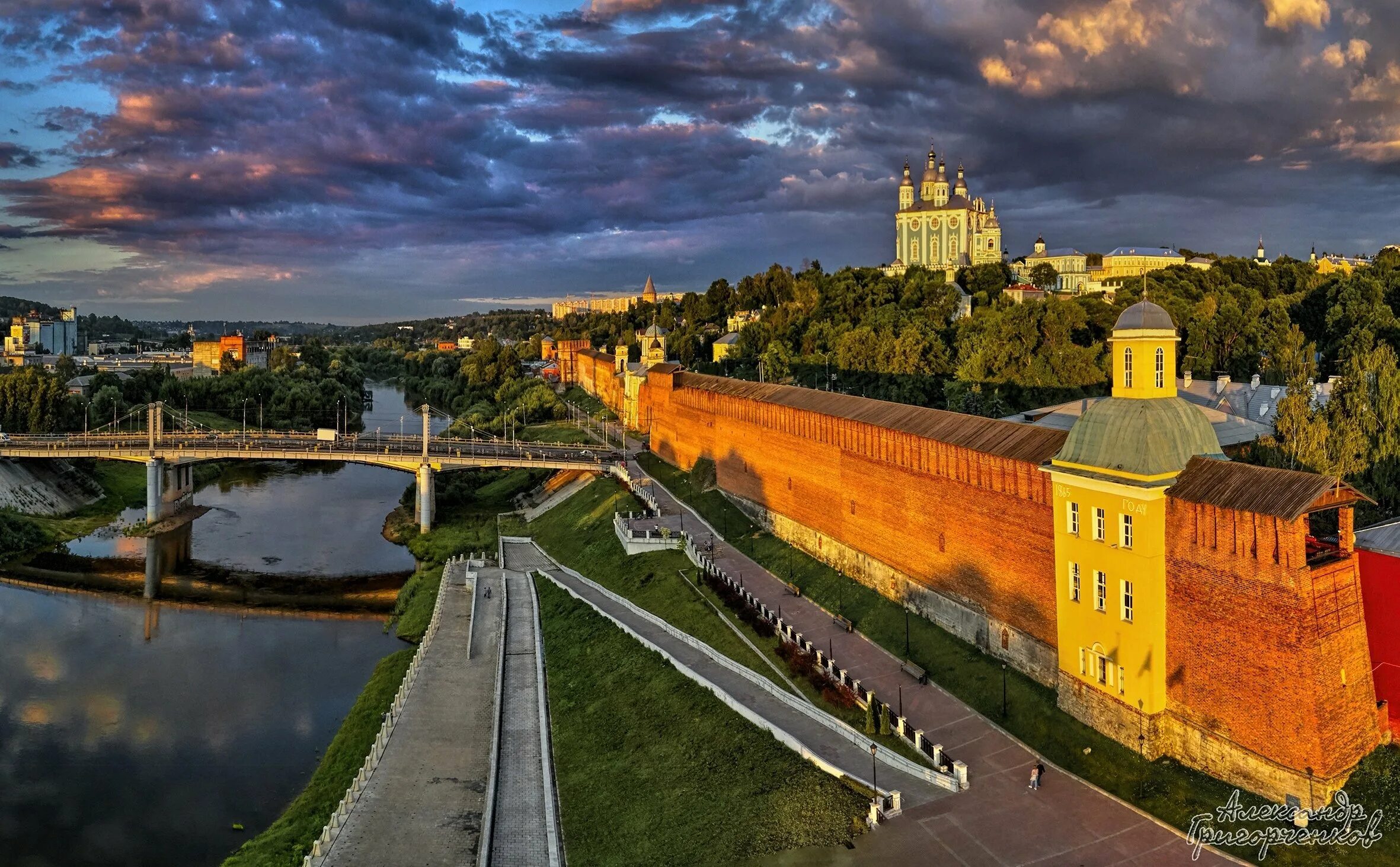 Страна города смоленск. Смоленск центр города. Виды Смоленска. Смоленск лето. Смоленск Кремль.