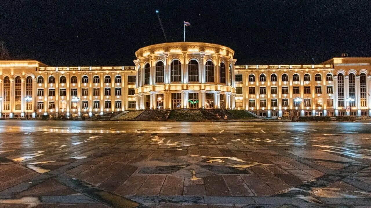 Гюмри время. Площадь гюмри. муниципалитет гюмри. гюмри центр города. мэрия гюмри.