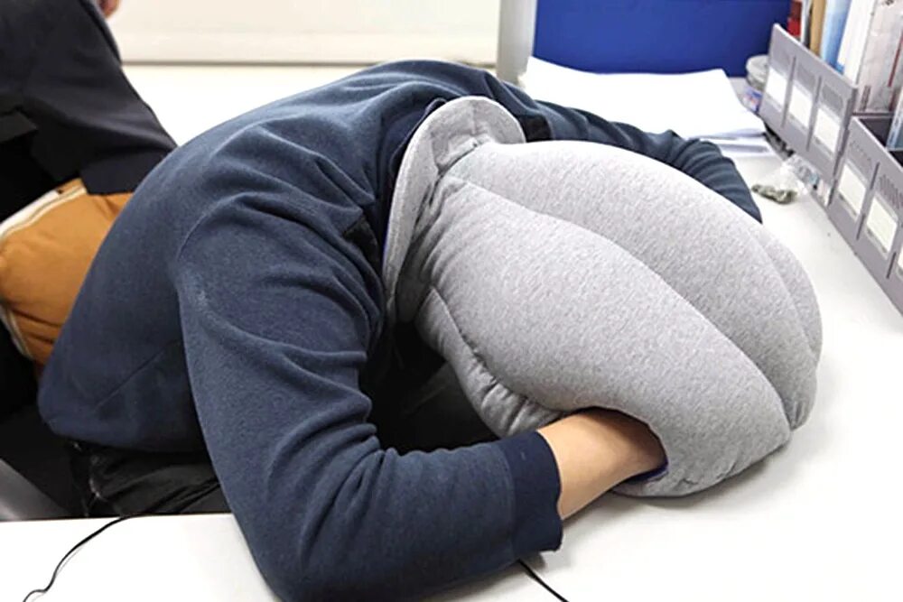 Подушка-страус Ostrich Pillow. Подушка сон. Подушка для сна в офисе. Подушка для сна на столе.