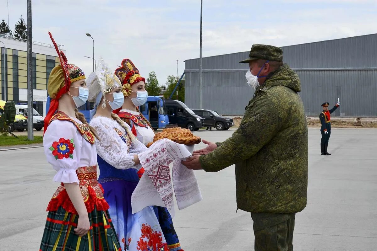 На аэродроме встречали. Аэродром барановичи фото. Барановичи аэропорт. Водная арка аэропорт уфа. Тело олега пешкова летчик.