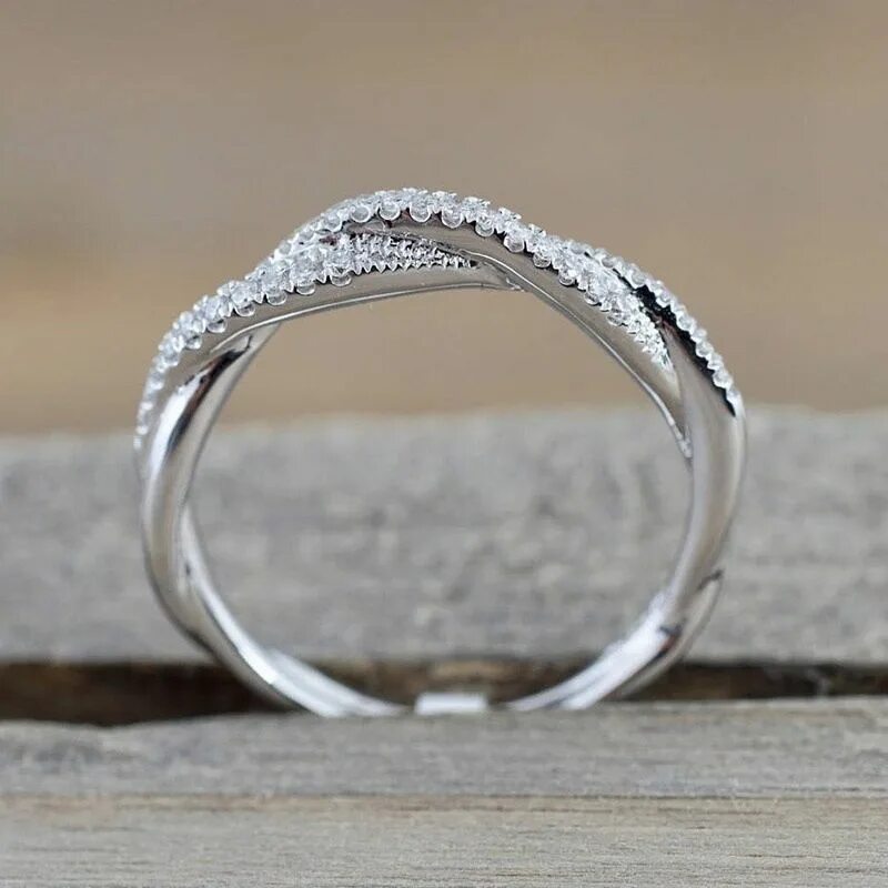 Простое кольцо девушке. Серебряное кольцо. Тонкое серебряное кольцо. Кольцо переплетенное. Серебряные кольца женские.