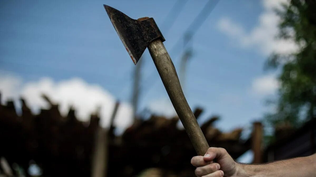 Колун секира. Боевой топор. Хватила топором. Человек замахивается топором. Хватила топором.