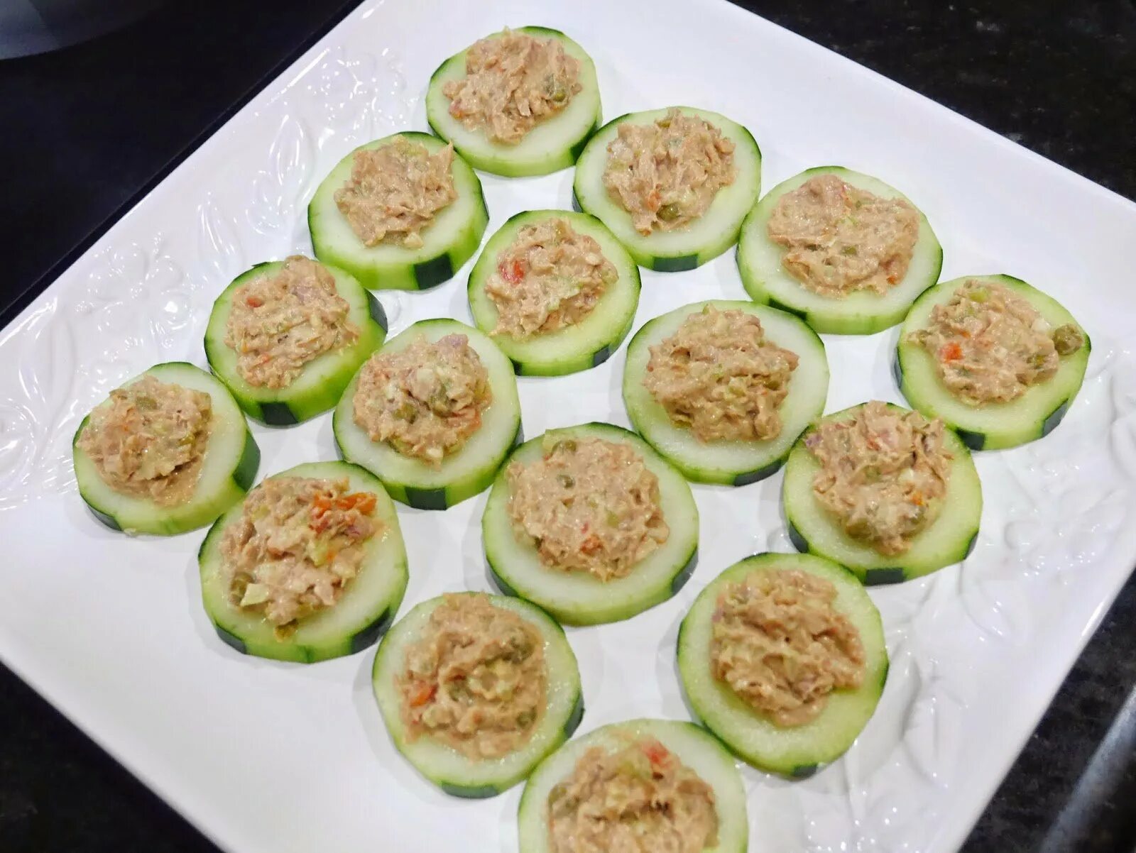 Закуска из огурцов быстрого. Закуска с огурцом. закуски из огурцов на праздничный. закуска с тунцом. закуска из свежих огурцов.