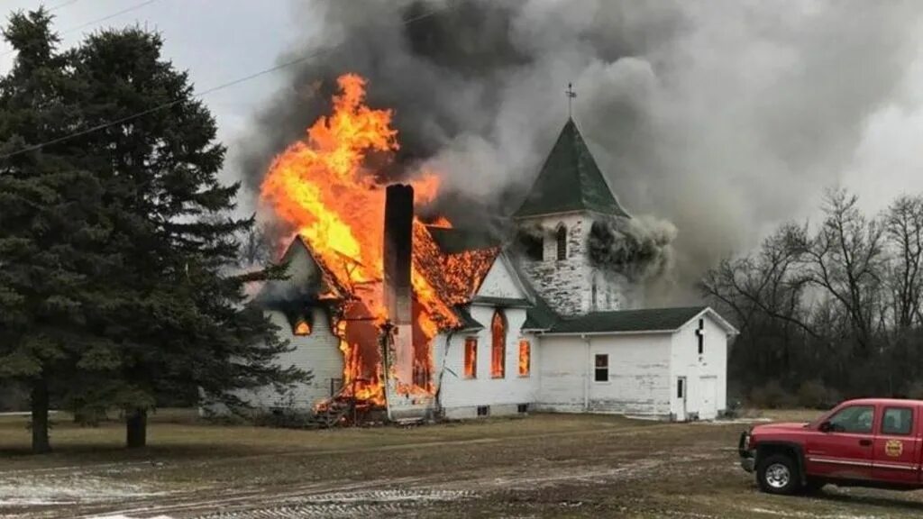 Church burns. Горящая церковь. Горящие церкви. Burning church 1920 х 640. Сожженные церкви в норвегии.