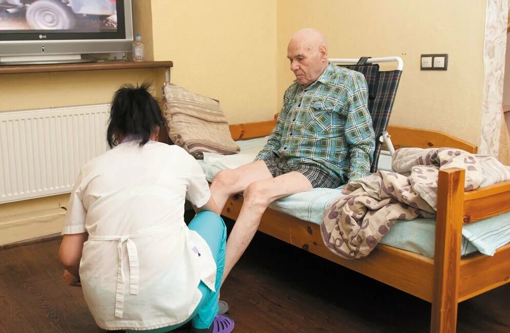 Пансионат после инсульта nursing home. Лежачий пациент. Сиделка за лежачими больными.