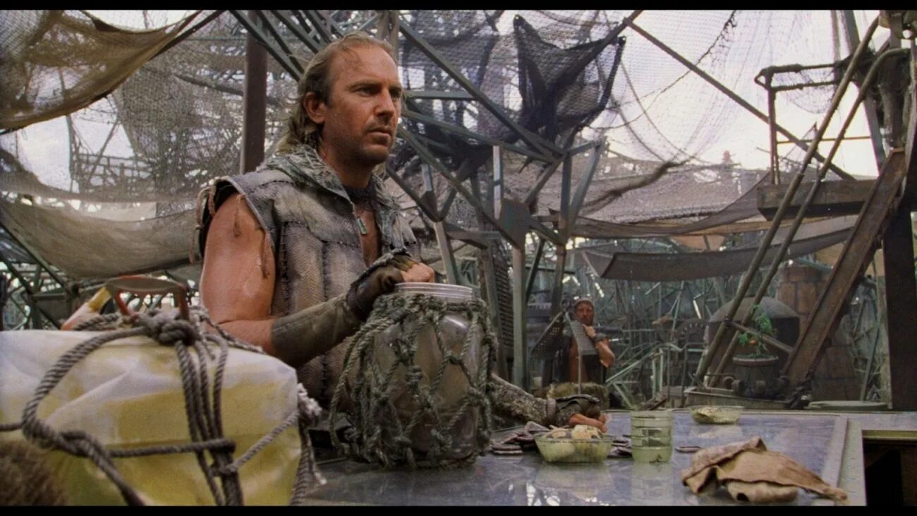 Водный мир (waterworld) 1995. Кевин костнер водный мир. Водный мир охрана. Кевин костнер водный мир. Водный мир мужик в очках.