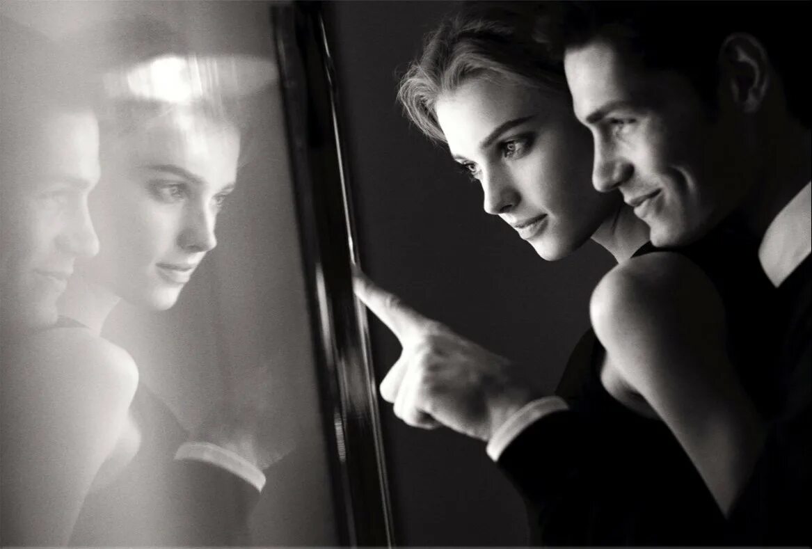 Женщина зеркало мужчины. Женщина отражение мужчины. Мужчина и женщина. Красивое отражение в зеркале.