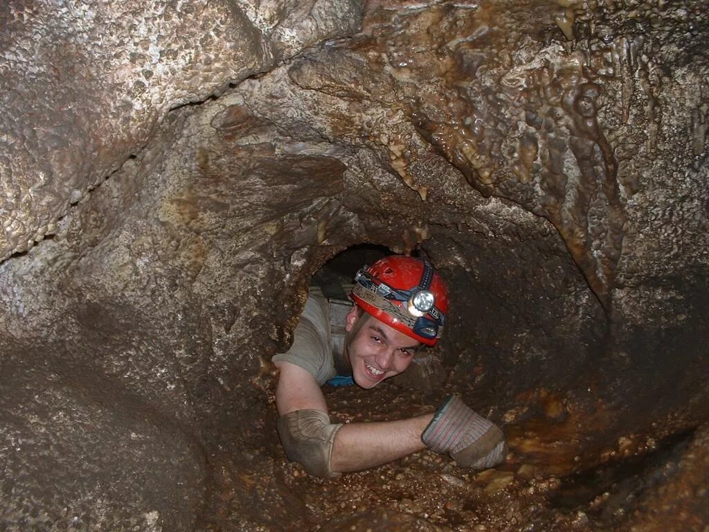 Узкие пещеры. Забрались в пещеру. Лазание в узких пещерах. Джон джонс пещера натти. Пещера nutty putty джон джонс.