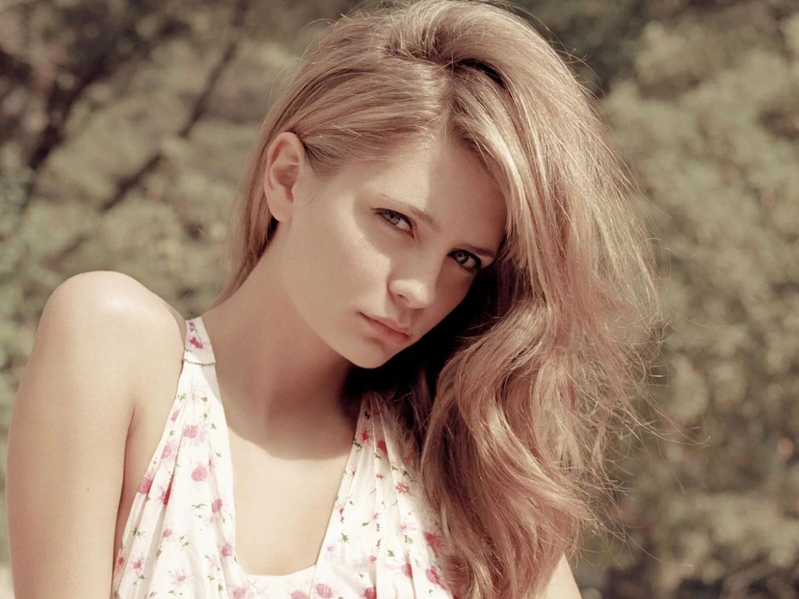 Блонд подростков. Красивые молодые блондинки. Блондинка с голубыми глазами. Красивая светловолосая девушка. Блондинка подросток.