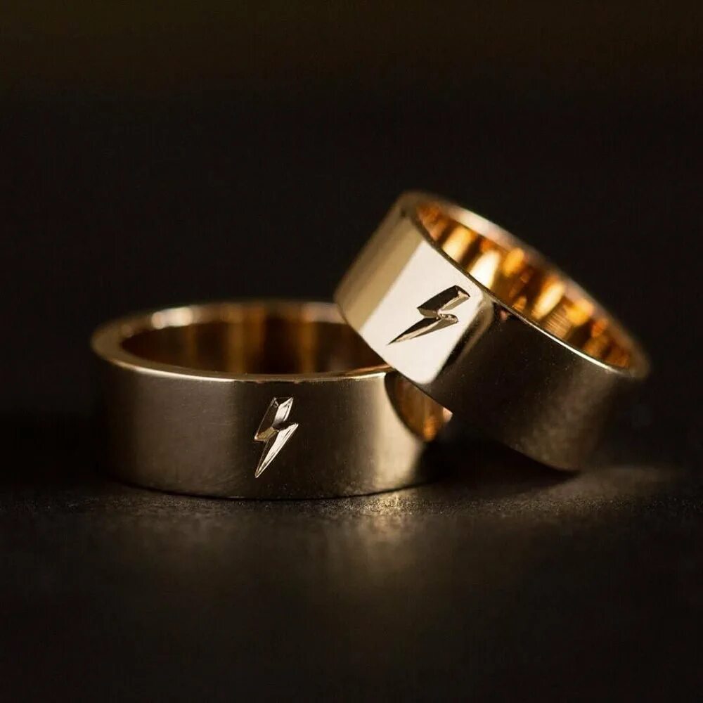 Необычные парные кольца. Обручальные кольца парные. Оригинальные парные кольца. Оригинальные свадебные кольца. Свадебные кольца серебряные.