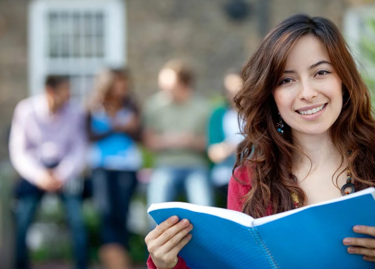 Воспитание девушки. Поступление в университет. Человек студент. Студенты в вузе. Студенты стоковые.