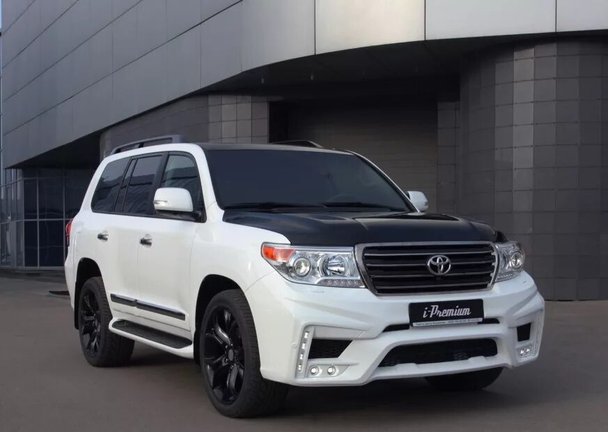 Тойота лс. Toyota Land Cruiser 200. Toyota Land Cruiser 200 Invader. Toyota Land Cruiser 200 2014 Tuning. Toyota Land Cruiser 200 белый обвес.