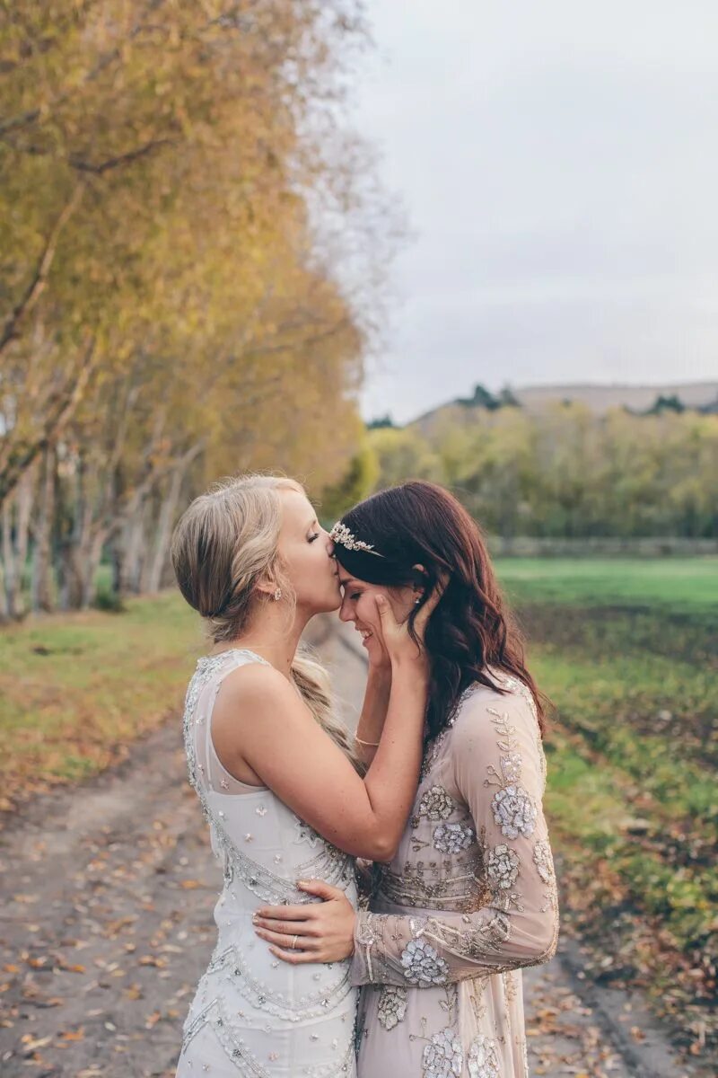 Красиво lesbian. Красивые лесбийские пары. Лесбияночки на природе. Лесбийские фотосессии на природе. Лесбийская свадьба любовь.