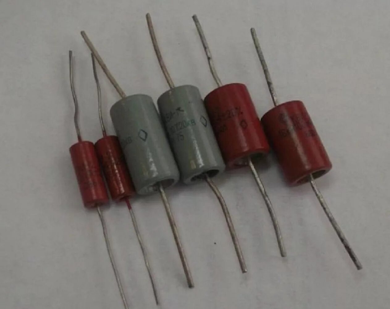 Стеклянный высоковольтный конденсатор. Конденсатор 10 кв 150 пф. Конденсатор 100 пф. Кви 2 содержание. Конденсатор кви-2 100пф 10кв.