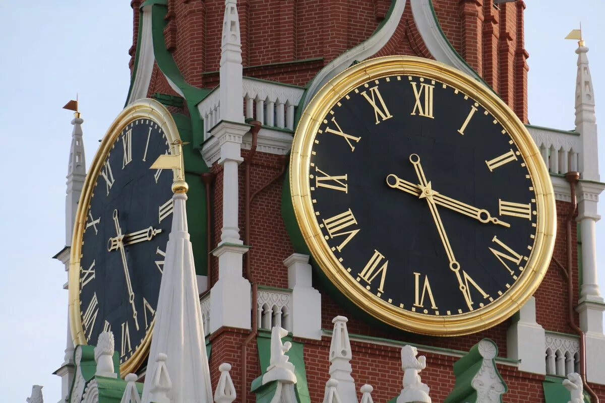 Который час в россии в москве. Спасская башня Московского Кремля куранты. Часы Спасской башни Московского Кремля. Часы-куранты на Спасской башне Московского Кремля. Часы Спасская башня Московского Кремля.