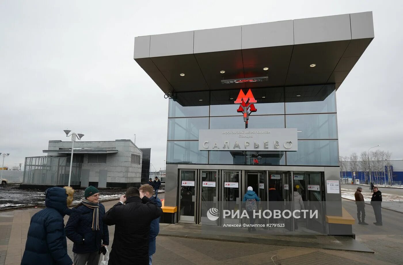Саларьево парк отделка. Вокзал саларьево москва. Станция метро саларьево. Пик шоу рум саларьево парк. Станция саларьево москва.