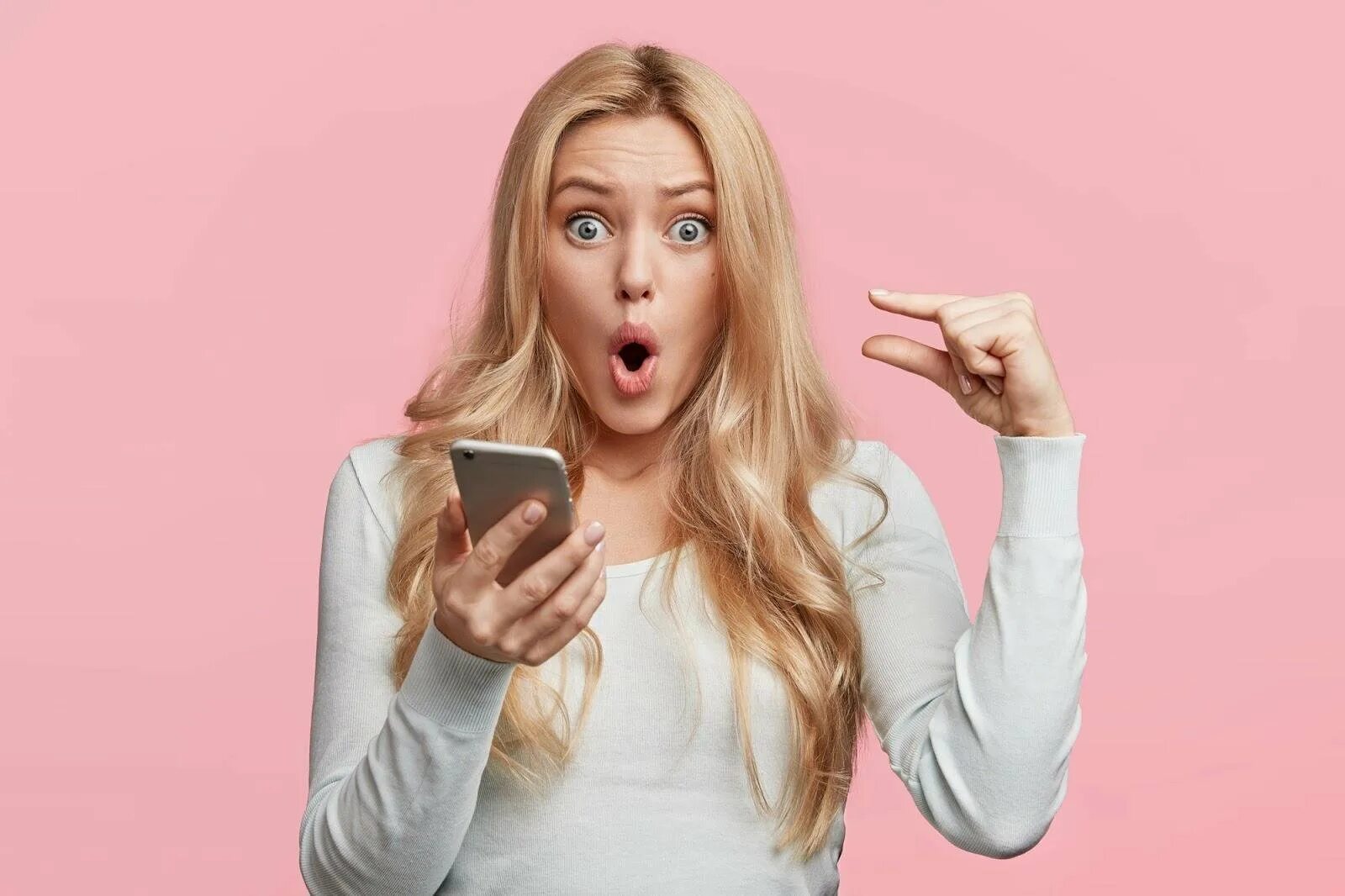 Открыт рот от удивления. Девушка в комнате удивлена. Женщина удивление. Глупые выражения лица у женщины. Испуганная блондинка.