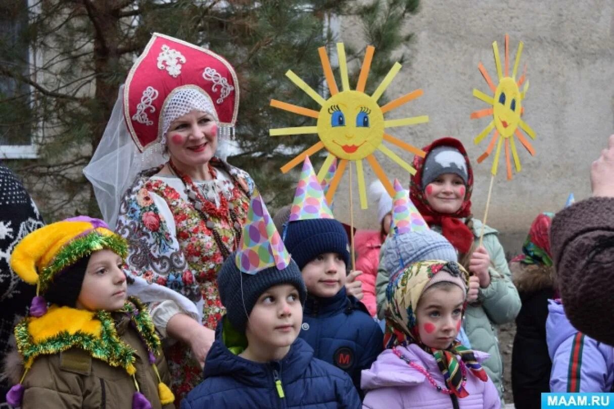 Цветок на шапку мальчику на масленицу. Украшение на Масленицу в детском. Украшение на Масленицу в детском саду. Украшение детей на Масленицу в детском саду. Дети в садике на Масленицу.