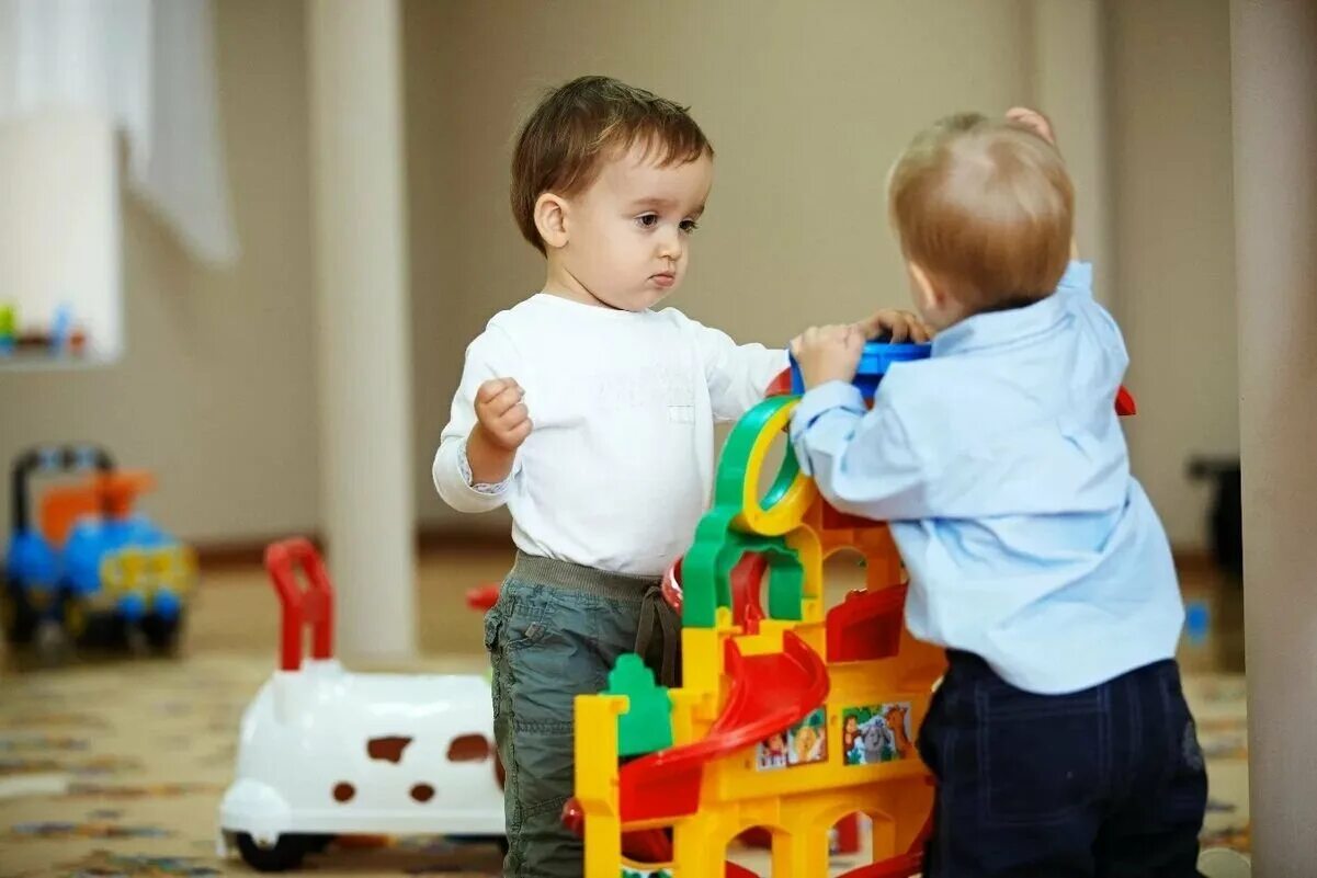 Адаптация 3 лет. Дети в садике. малыши в детском саду. адаптация ребёнка в детском саду. дети раннего возраста.