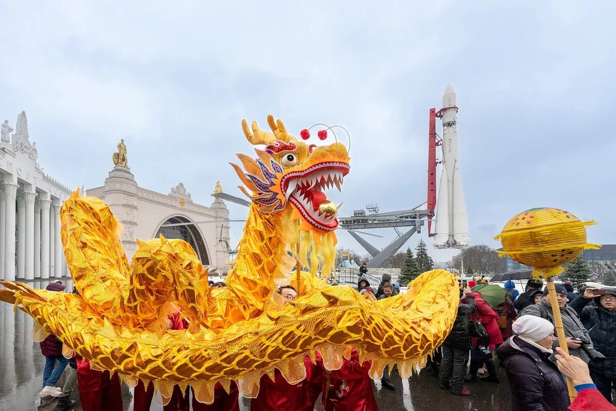 Москва празднует китайский новый год. Китайский новый год 2023 на вднх. Китайский новый на вднх. Новый год в китае. Китайский дракон фестиваль.