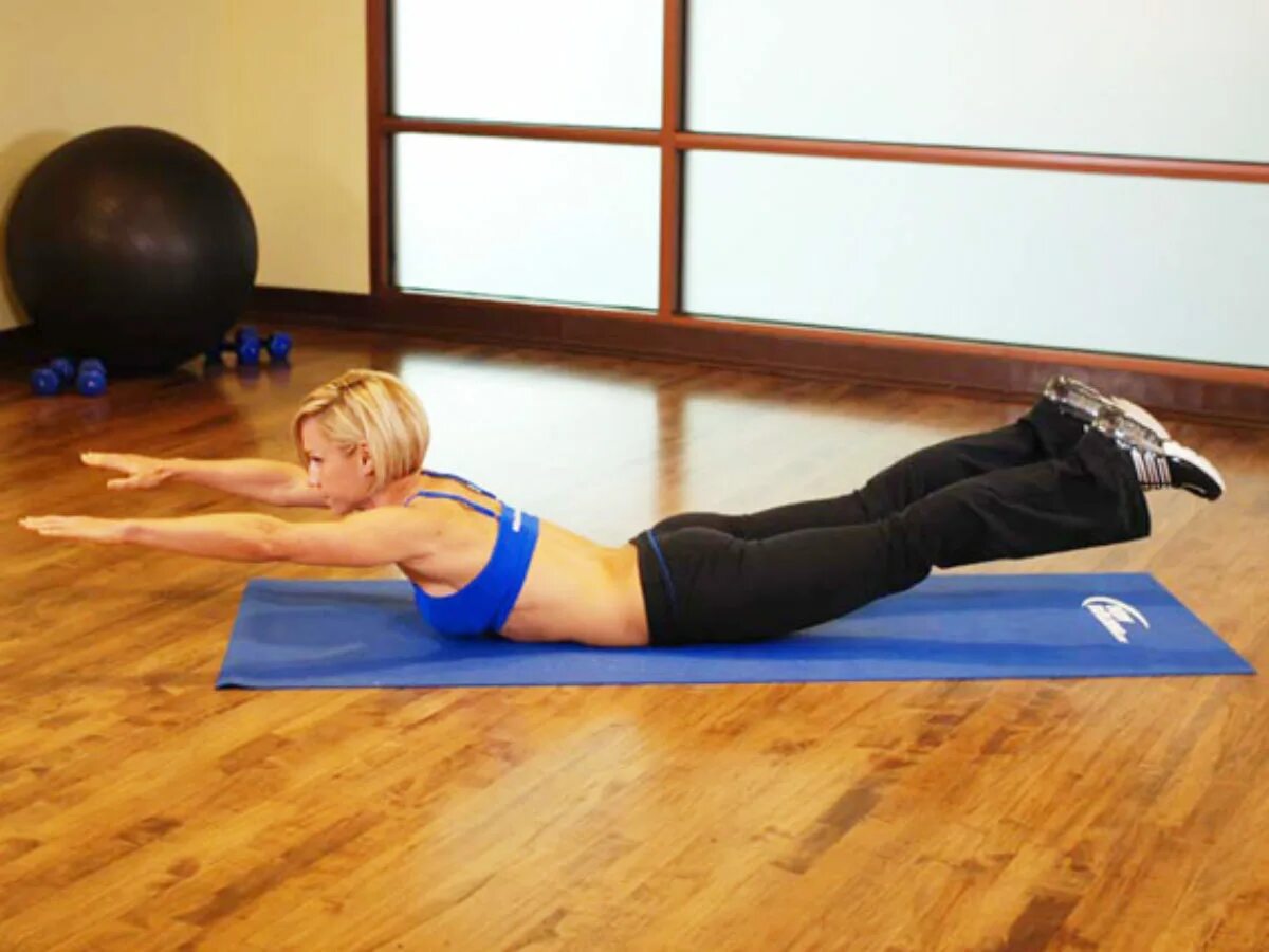 спортсмен в зале. Tong;pull back. спорт отжимания. силовые упражнения в зале. парень в спортзале со спины.