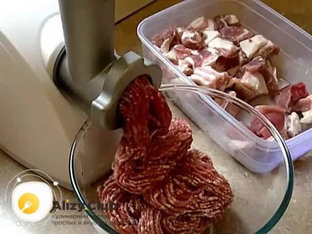 Делает колбасный фарш. Приготовление фарша для колбасы. вымешивание фарша для колбасы.