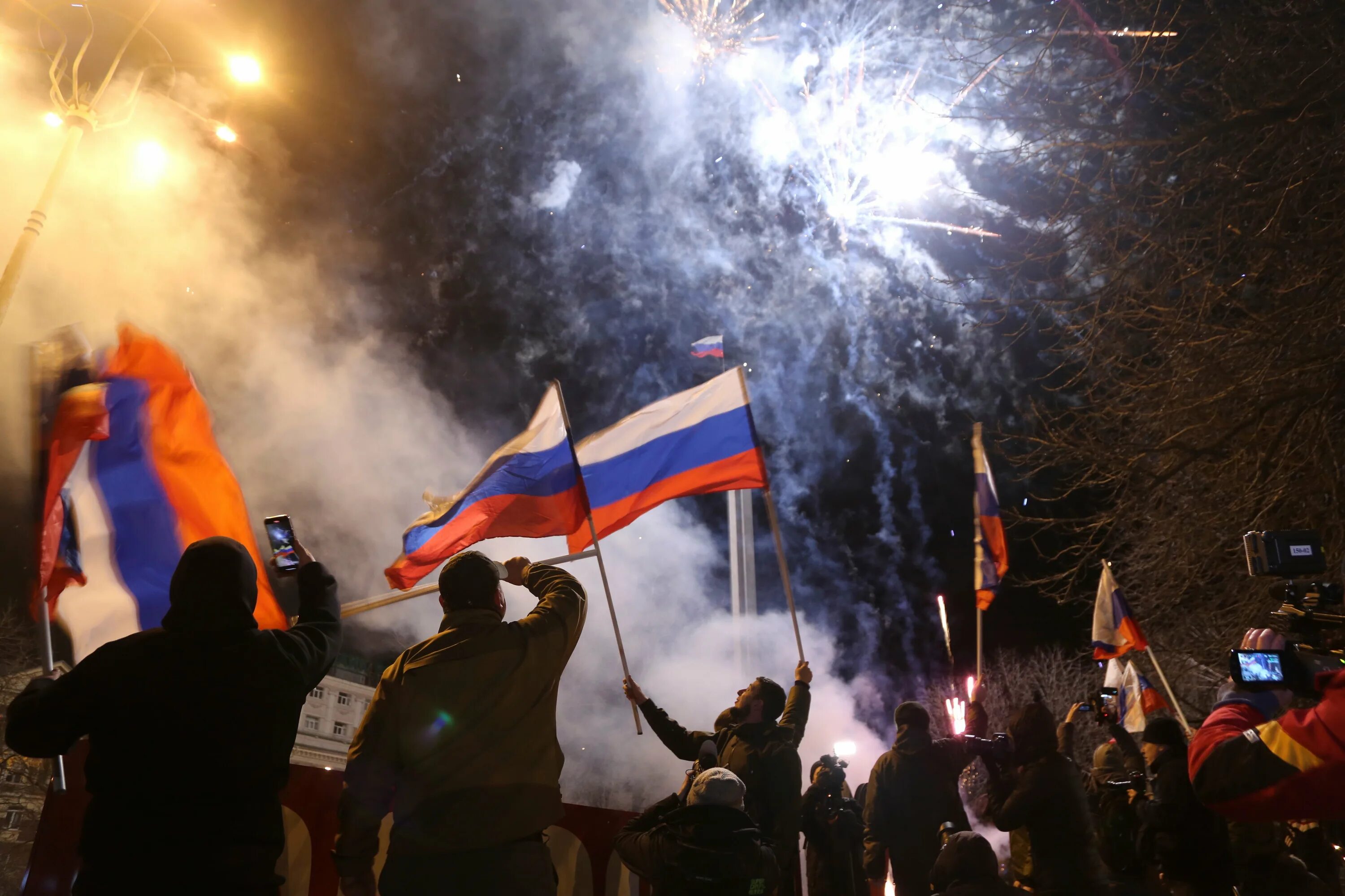 Луганско российские отношения. Митинги в луганске 2014. Луганско российские отношения. Луганско российские отношения. Луганско российские отношения.