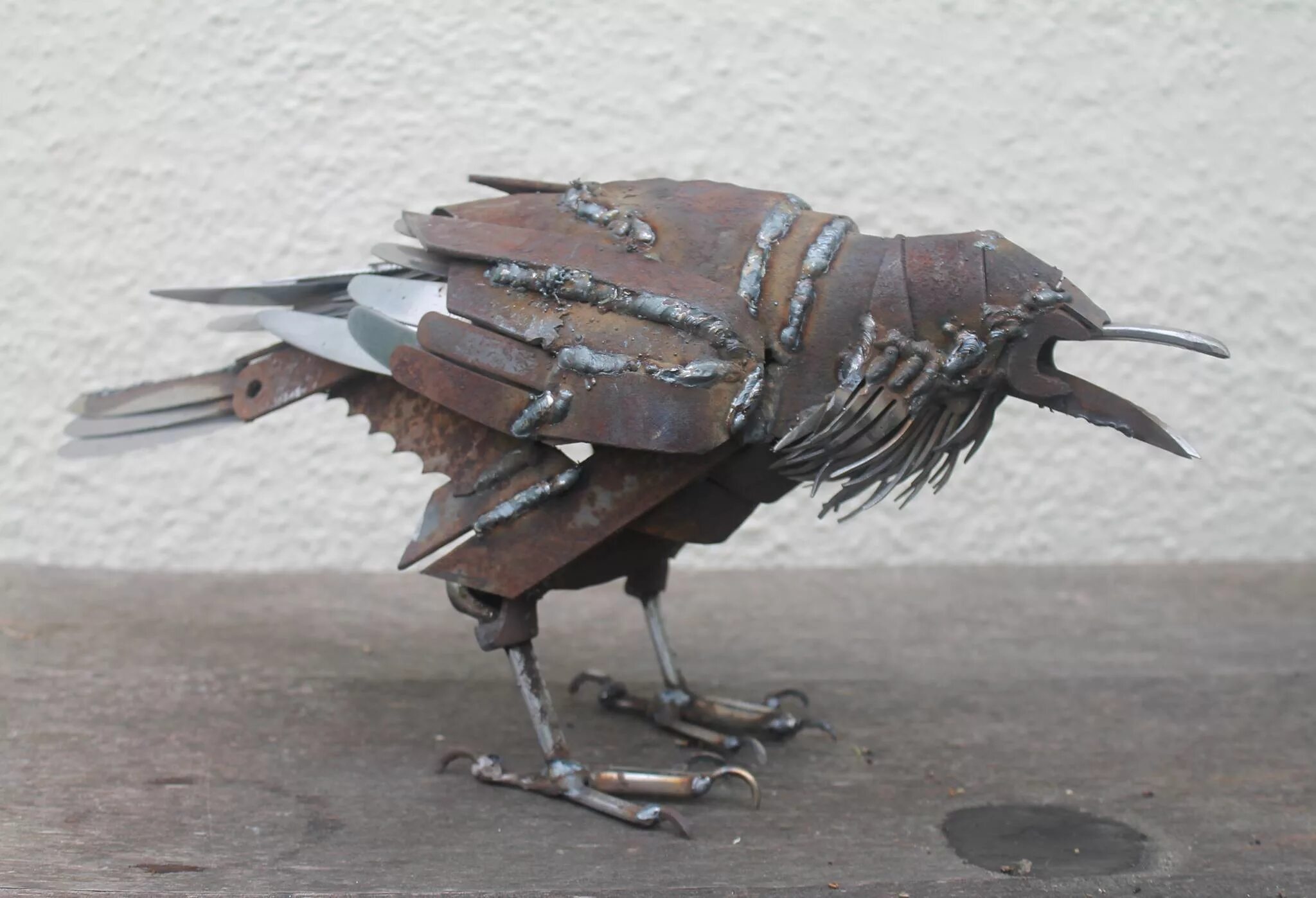 Птицы едят железо. Птица из металлолома. Скульптуры из металлолома. Фигурки птиц из металла. Скульптуры птиц из металла.