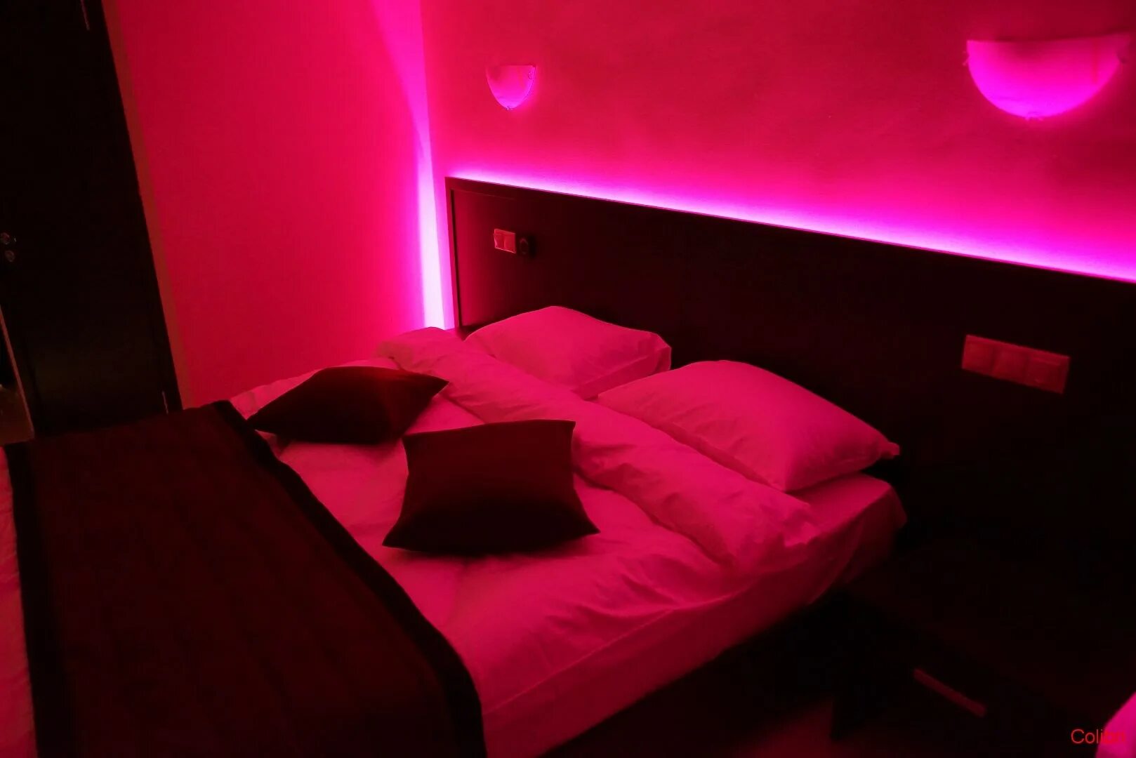Мини отель Колибри Красногорск. Кровать с подсветкой. Кровать с неоновой подсветкой. Комната с красной подсветкой. Розовый свет спать