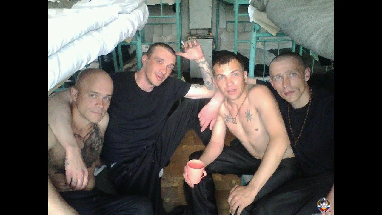 Друзья тюремного бойфренда передали привет с воли