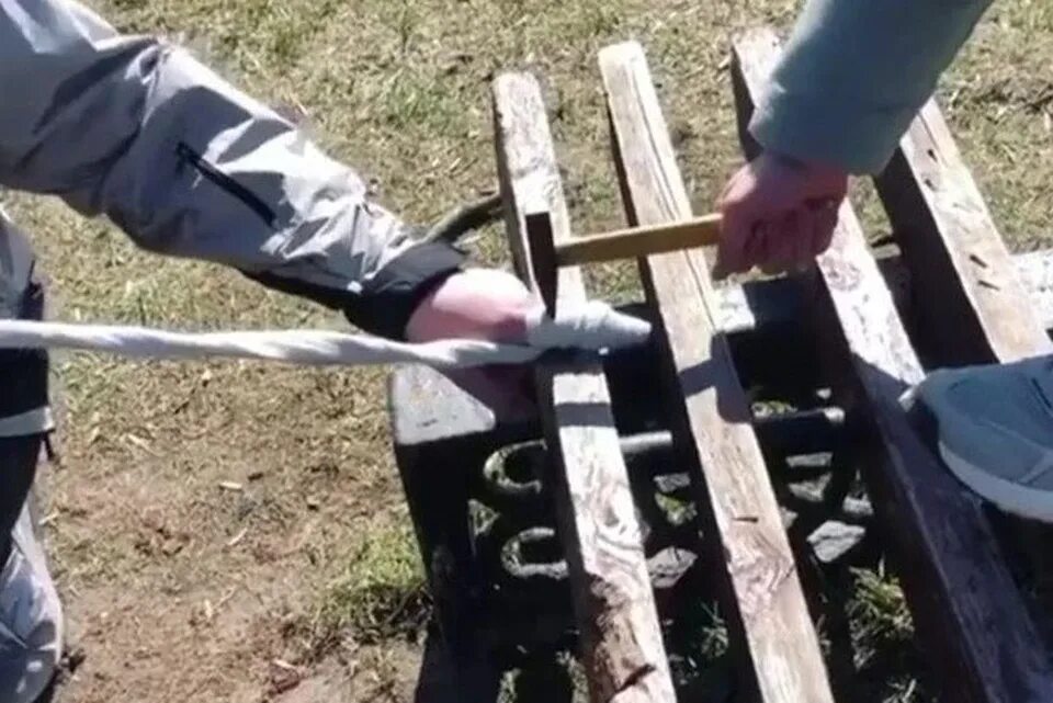 Рубят палец