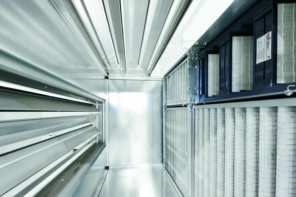 рабочий в холодильной камере. холодильные комнаты для продуктов. стеллажи для холодильных камер polair. холодильная камера для продуктов. монтаж холодильного оборудования.