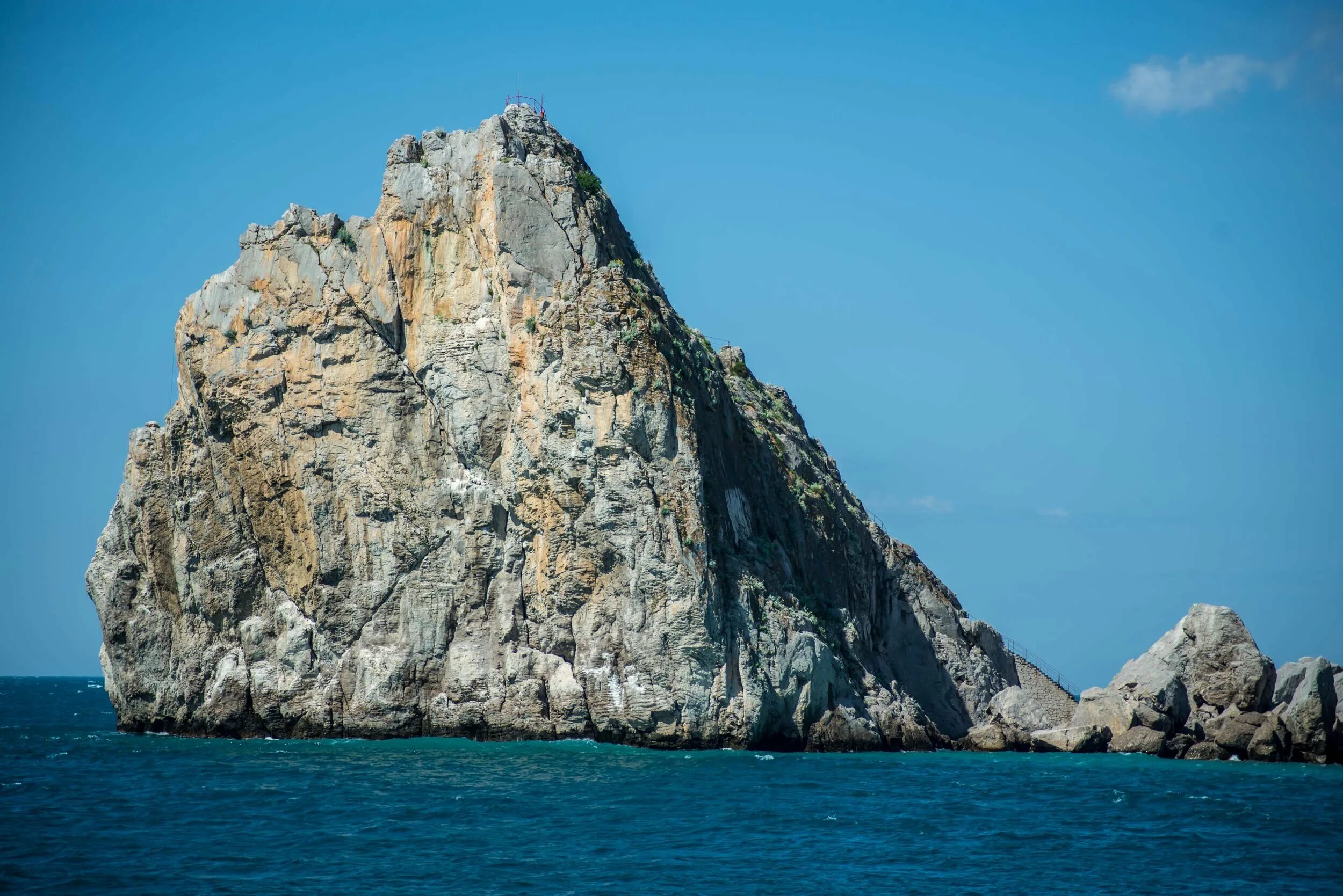 Скала арка утес. Скала арка утес. Ольгинская культура приморья синие скалы. Изображение скалы. Красивые скалы.