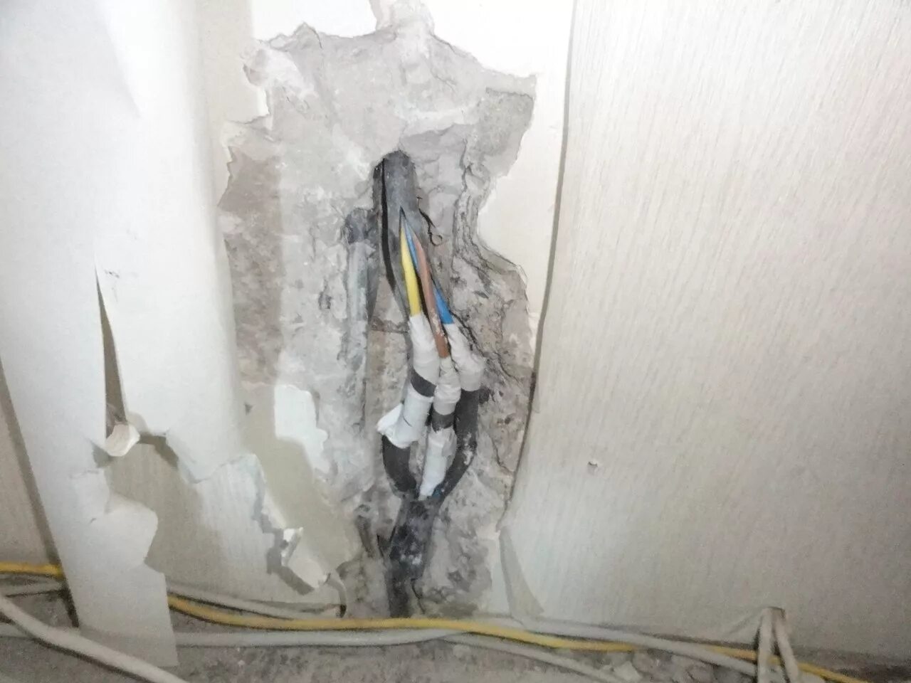 Наращивание вводного кабеля 10мм2. Провода на стене. Соединение кабеля в стене. Соединение проводов в стене.
